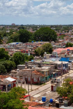 Bulutlu ve güneşli bir günde küçük bir Küba Kasabası, Ciego de Avila, havadan görünümü. Merkezi Küba'da bulunan.