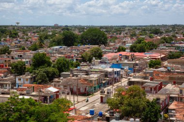 Bulutlu ve güneşli bir günde küçük bir Küba Kasabası, Ciego de Avila, havadan görünümü. Merkezi Küba'da bulunan.