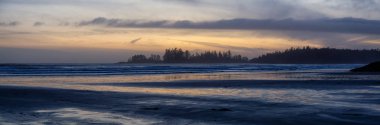 Long Beach, Near Tofino ve Ucluelet Vancouver Adası, Bc, Kanada. Pasifik Okyanusu kıyısında canlı ve renkli bir günbatımında kumlu bir plajın güzel panoramik manzarası.