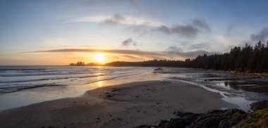 Long Beach, Near Tofino ve Ucluelet Vancouver Adası, Bc, Kanada. Pasifik Okyanusu kıyısındaki kumlu bir plajın güzel panoramik manzarası canlı bir günbatımı boyunca.