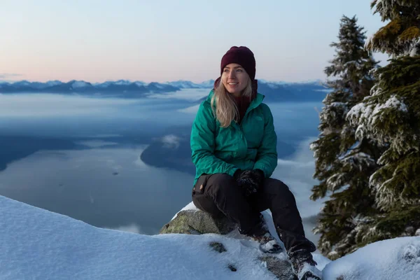 Vancouver Canada November 2019 Abenteuerlustiges Blondes Kaukasisches Mädchen Sitzt Auf — Stockfoto