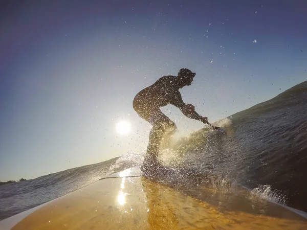 Hombre Aventurero Surfista Una Tabla Paddle Está Surfeando Océano Durante — Foto de Stock