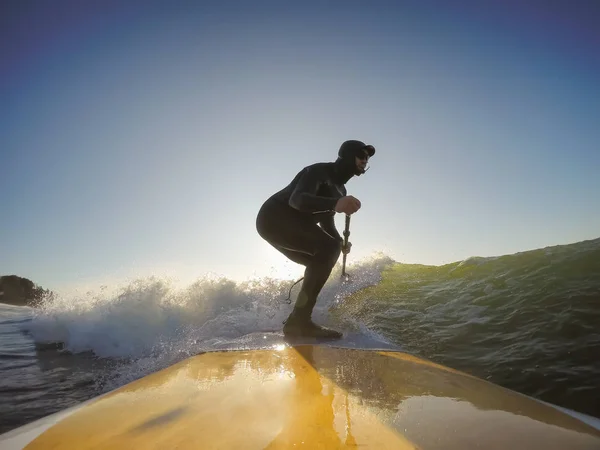 Przygód Człowiek Surfer Desce Wiosła Jest Surfing Oceanie Słoneczny Poranek — Zdjęcie stockowe