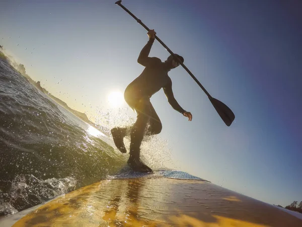 Homme Aventureux Surfeur Sur Une Planche Pagaie Surfe Dans Océan — Photo