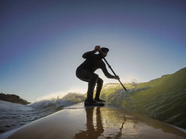 Hombre Aventurero Surfista Una Tabla Paddle Está Surfeando Océano Durante — Foto de Stock