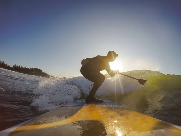 Hombre Aventurero Surfista Una Tabla Paddle Está Surfeando Océano Durante —  Fotos de Stock