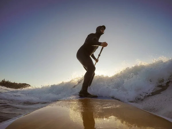 Hombre Aventurero Surfista Una Tabla Paddle Está Surfeando Océano Durante —  Fotos de Stock