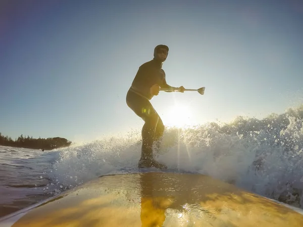 Hombre Aventurero Surfista Una Tabla Paddle Está Surfeando Océano Durante —  Fotos de Stock