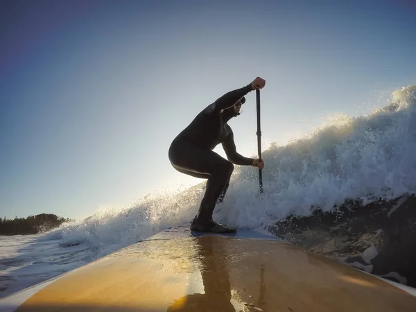 Avventuroso Man Surfer Una Pedana Sta Facendo Surf Nell Oceano — Foto Stock