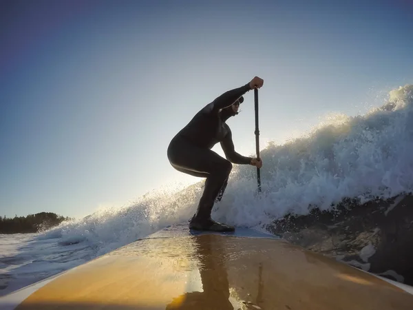 Abenteuerlustige Surfer Auf Einem Paddelbrett Surfen Einem Sonnigen Morgen Herbst — Stockfoto