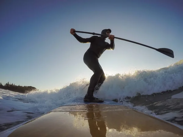 Abenteuerlustige Surfer Auf Einem Paddelbrett Surfen Einem Sonnigen Morgen Herbst — Stockfoto