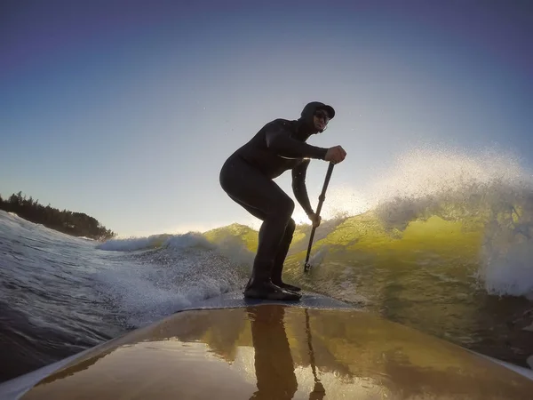 Hombre Aventurero Surfista Una Tabla Paddle Está Surfeando Océano Durante — Foto de Stock