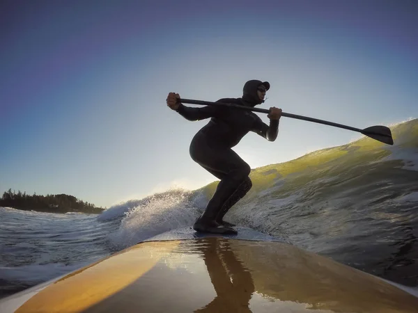 Avontuurlijke Man Surfer Een Paddle Board Surft Oceaan Tijdens Een — Stockfoto