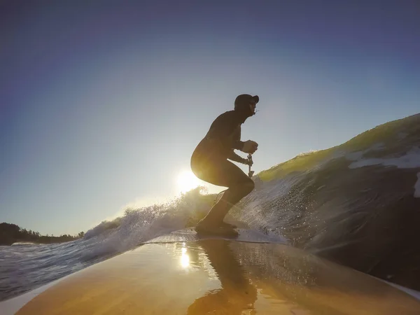 Przygód Człowiek Surfer Desce Wiosła Jest Surfing Oceanie Słoneczny Poranek — Zdjęcie stockowe