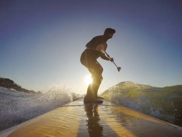 Hombre Aventurero Surfista Una Tabla Paddle Está Surfeando Océano Durante —  Fotos de Stock