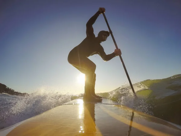 Przygód Człowiek Surfer Desce Wiosła Jest Surfing Oceanie Słoneczny Poranek — Zdjęcie stockowe