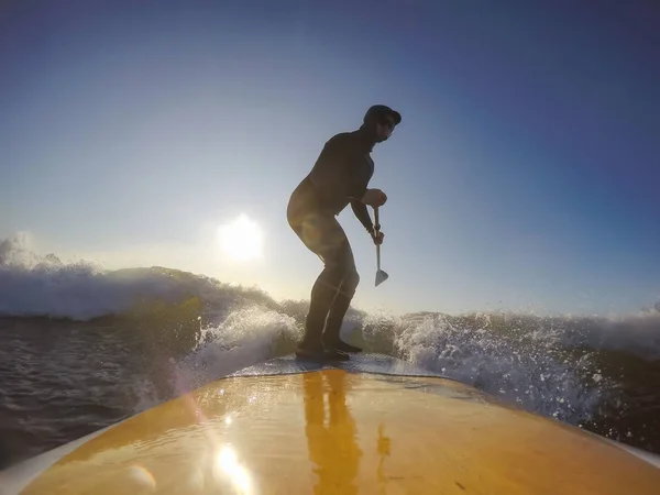 秋天的一个阳光灿烂的早晨 划桨板上的冒险家冲浪手正在海里冲浪 摄于加拿大不列颠哥伦比亚省温哥华岛托菲诺长滩 — 图库照片