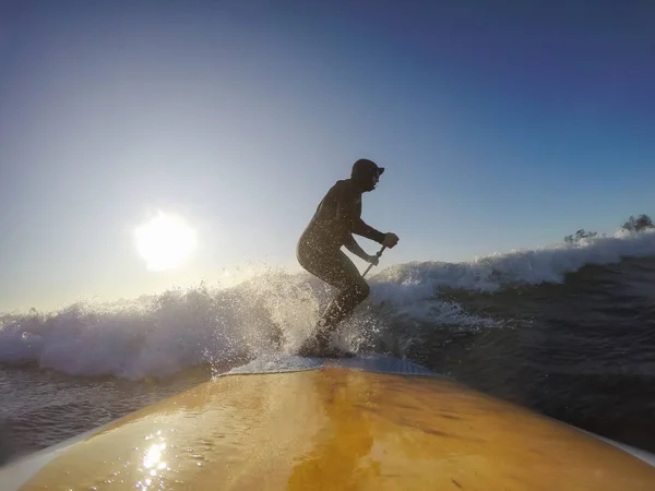 Adventurous Man Surfer Uma Prancha Remo Está Surfando Oceano Durante — Fotografia de Stock