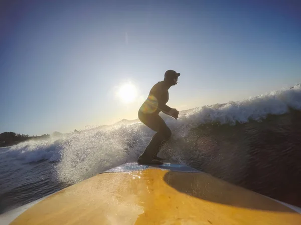 Adventurous Man Surfer Uma Prancha Remo Está Surfando Oceano Durante — Fotografia de Stock