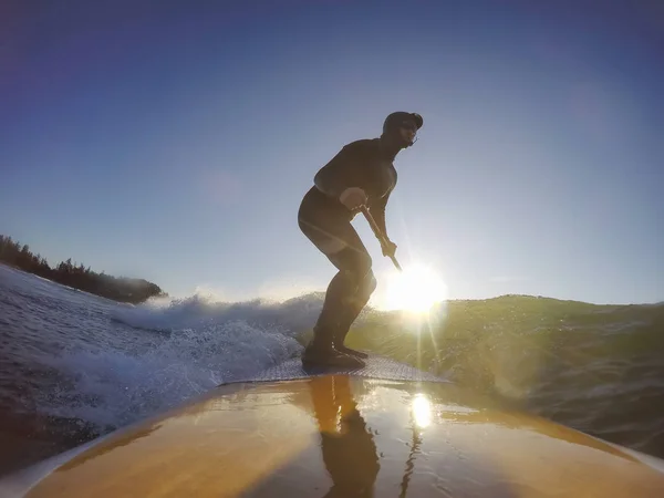 Hombre Aventurero Surfista Una Tabla Paddle Está Surfeando Océano Durante — Foto de Stock