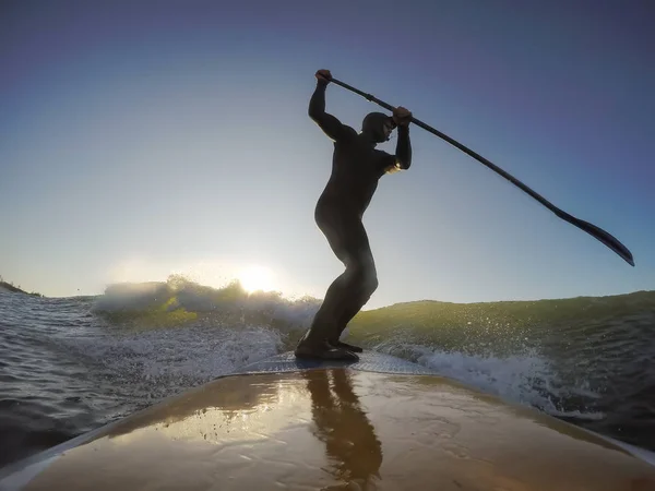 Abenteuerlustige Surfer Auf Einem Paddelbrett Surfen Einem Sonnigen Morgen Herbst — Stockfoto