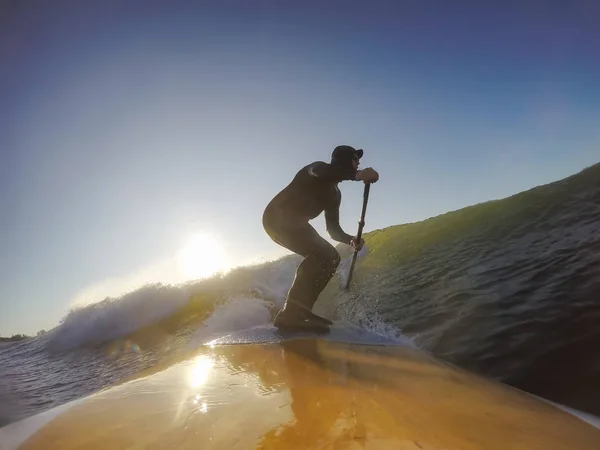 Avventuroso Man Surfer Una Pedana Sta Facendo Surf Nell Oceano — Foto Stock