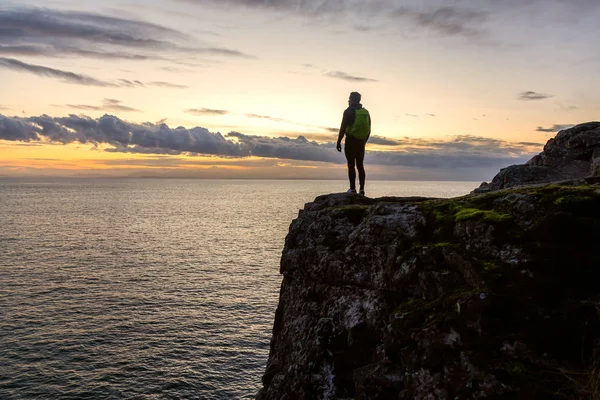 Adventurous Latino Male Standing Rocky Cliff Pacific Ocean Colorful Cloudy — 스톡 사진