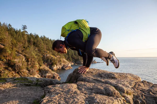 Avontuurlijk Latin Man Balanceert Zijn Handen Buiten Natuur Tijdens Een — Stockfoto