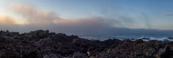 Piękny Panoramiczny Widok Skaliste Wybrzeże Oceanu Spokojnego Podczas Kolorowego Zachmurzonego — Zdjęcie stockowe