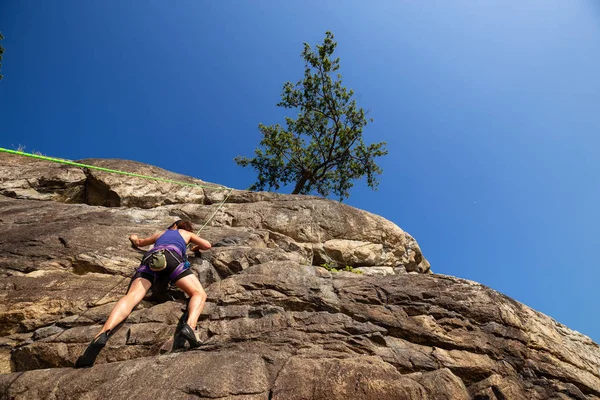 Abenteuerlustige Mädchen Klettern Während Eines Sommerlichen Sonnenuntergangs Eine Steile Klippe — Stockfoto