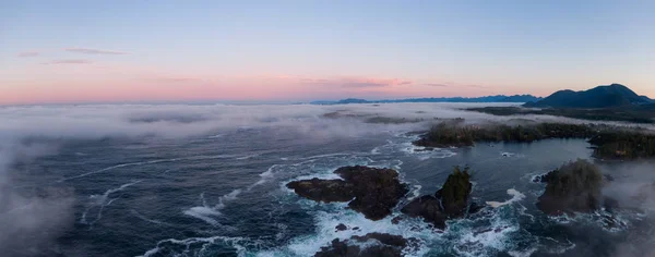 Ucluelet 温哥华岛 不列颠哥伦比亚省 加拿大 落基太平洋海岸托菲诺附近的一个小镇在多云多彩的早晨日出时的空中全景 — 图库照片