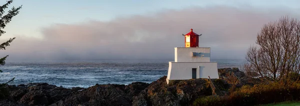 Schöner Blick Auf Den Leuchtturm Der Felsigen Pazifikküste Bei Einem — Stockfoto