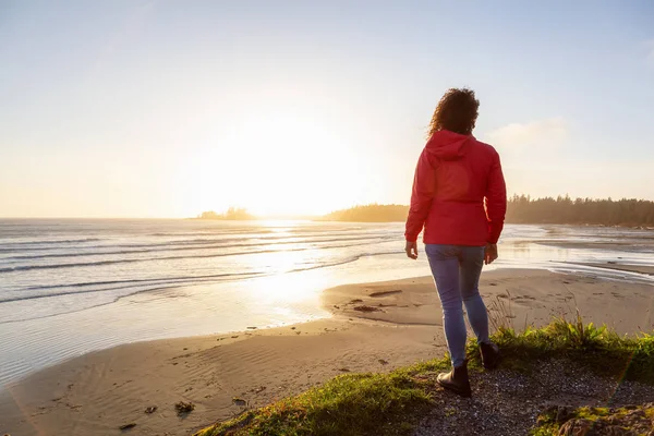 Long Beach Tofino Ucluelet Vanver Island Canada Приваблива Дівчина Стоїть — стокове фото