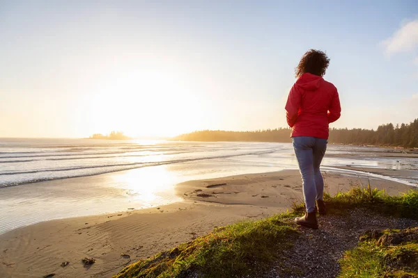 Long Beach Tofino Ucluelet Vanver Island Canada Приваблива Дівчина Стоїть — стокове фото