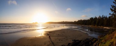 Long Beach, Near Tofino ve Ucluelet Vancouver Adası, Bc, Kanada. Pasifik Okyanusu kıyısındaki kumlu bir plajın güzel panoramik manzarası canlı bir günbatımı boyunca.