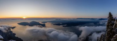 St. Mark Zirvesi, Howe Sound, Vancouver 'ın kuzeyi, British Columbia, Kanada. Bulutlu kış günbatımında Kanada 'nın panoramik Dağ Manzarası Tepeden Görünümü.