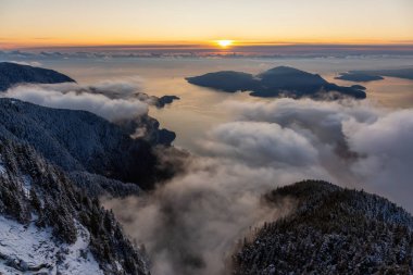 St. Mark Zirvesi, Howe Sound, Vancouver 'ın kuzeyi, British Columbia, Kanada. Kanada Dağ Manzarası Bulutlu kış günbatımında Zirveden Görünümü.