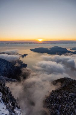 St. Mark Zirvesi, Howe Sound, Vancouver 'ın kuzeyi, British Columbia, Kanada. Kanada Dağ Manzarası Bulutlu kış günbatımında Zirveden Görünümü.