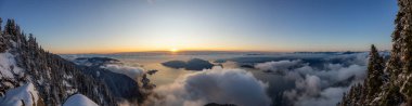 St. Mark Zirvesi, Howe Sound, Vancouver 'ın kuzeyi, British Columbia, Kanada. Bulutlu kış günbatımında Kanada 'nın panoramik Dağ Manzarası Tepeden Görünümü.