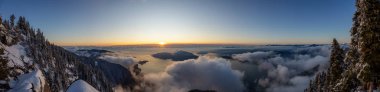 St. Mark Zirvesi, Howe Sound, Vancouver 'ın kuzeyi, British Columbia, Kanada. Bulutlu kış günbatımında Kanada 'nın panoramik Dağ Manzarası Tepeden Görünümü.