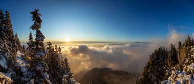 St. Mark Zirvesi, Howe Sound, Vancouver 'ın kuzeyi, British Columbia, Kanada. Bulutlu kış günbatımında Kanada 'nın panoramik Dağ Manzarası Tepeden Görünümü.
