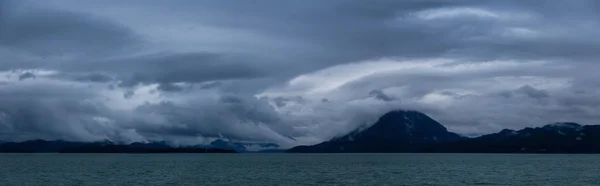 Wunderschöner Panoramablick Auf Die Landschaft Während Eines Dramatischen Und Bewölkten — Stockfoto