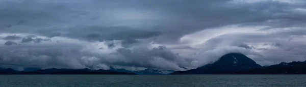 Wunderschöner Panoramablick Auf Die Landschaft Während Eines Dramatischen Und Bewölkten — Stockfoto