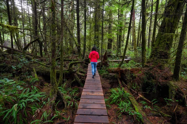 Mulher Vestindo Casaco Vermelho Andando Caminho Madeira Uma Floresta Selvagem — Fotografia de Stock