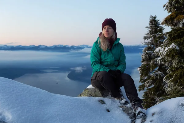 Abenteuerlustiges Blondes Kaukasisches Mädchen Das Auf Einem Schneebedeckten Berg Während — Stockfoto