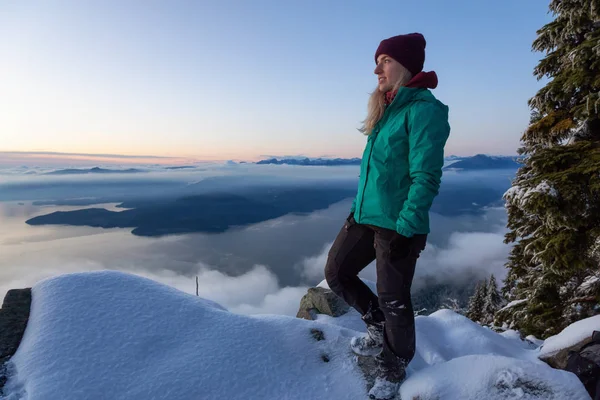 Abenteuerlustiges Blondes Kaukasisches Mädchen Das Auf Einem Schneebedeckten Berg Während — Stockfoto