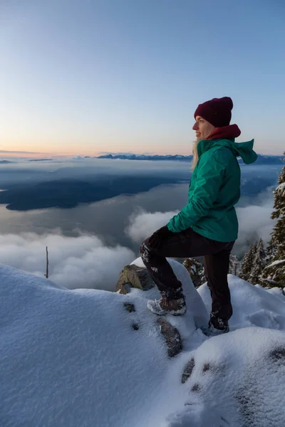 Adventuroso Blond Caucasian Girl Sentado Topo Uma Montanha Coberta Neve — Fotografia de Stock