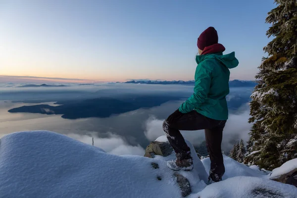 Adventuroso Blond Caucasian Girl Sentado Topo Uma Montanha Coberta Neve — Fotografia de Stock