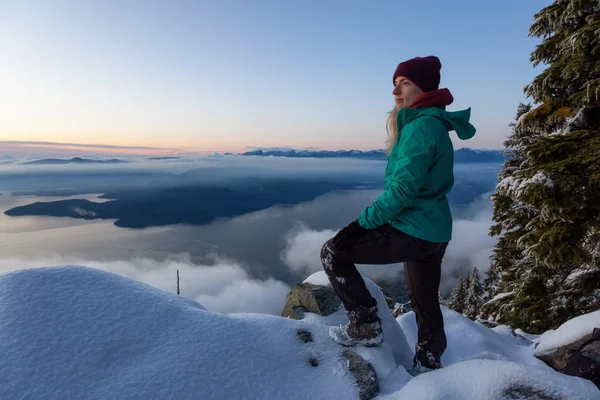 모험을 좋아하는 금발의 소녀는 일몰에 눈덮인 꼭대기에 있었다 캐나다 밴쿠버 — 스톡 사진