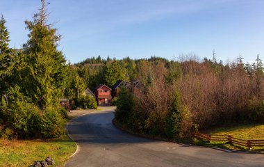 Sonbahar sezonu boyunca Ucluelet adlı küçük bir kasabanın yerleşim bölgesinde güneşli bir gün doğumu. Vancouver Adası, British Columbia, Kanada 'da. Hava Panoramik Görünümü